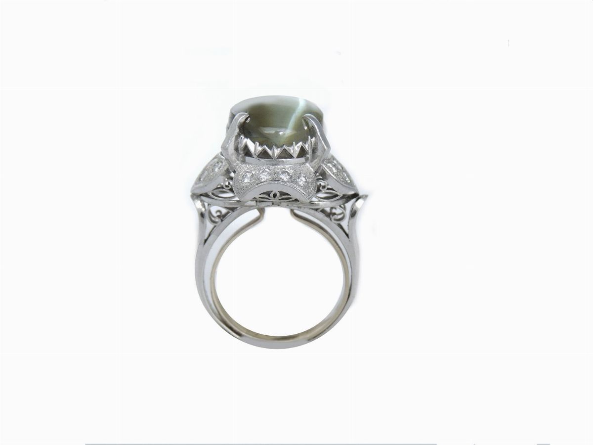 Anello in Oro Bianco con Diamati e Crisberillo Occhio di Gatto
