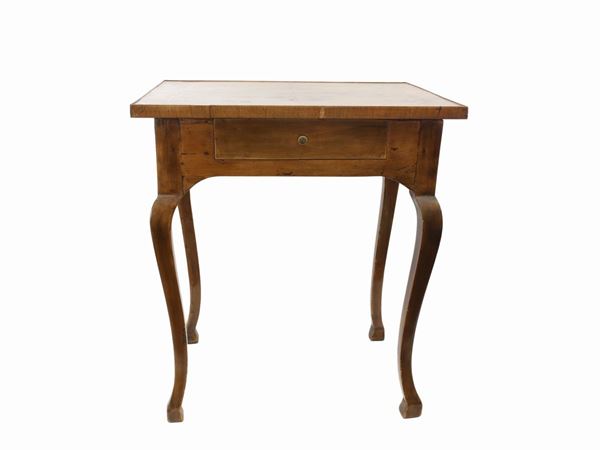 A walnut veneered small table  (Tuscany, 19th century)  - Auction Furniture and paintings from florentine apartment - Maison Bibelot - Casa d'Aste Firenze - Milano