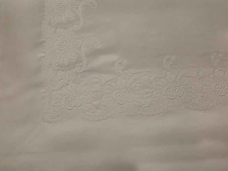 Completo Matrimoniale in Pura Seta Avorio e Copriletto in Shantung Dorato, Artigianato Fiorentino