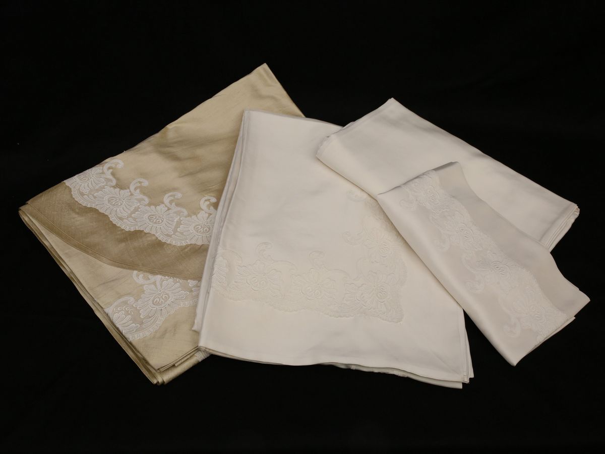 Completo Matrimoniale in Pura Seta Avorio e Copriletto in Shantung Dorato, Artigianato Fiorentino