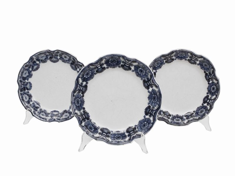 Serie di Tre Piatti in Maiolica