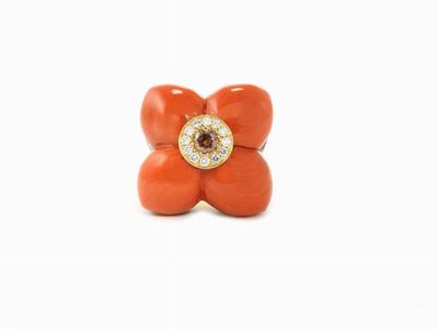 Anello in Oro Giallo con Diamanti Incolori, Diamanti Brown e Corallo Rosso