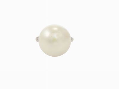 Anello in Oro Bianco con Diamanti e Perla South Sea Bianca