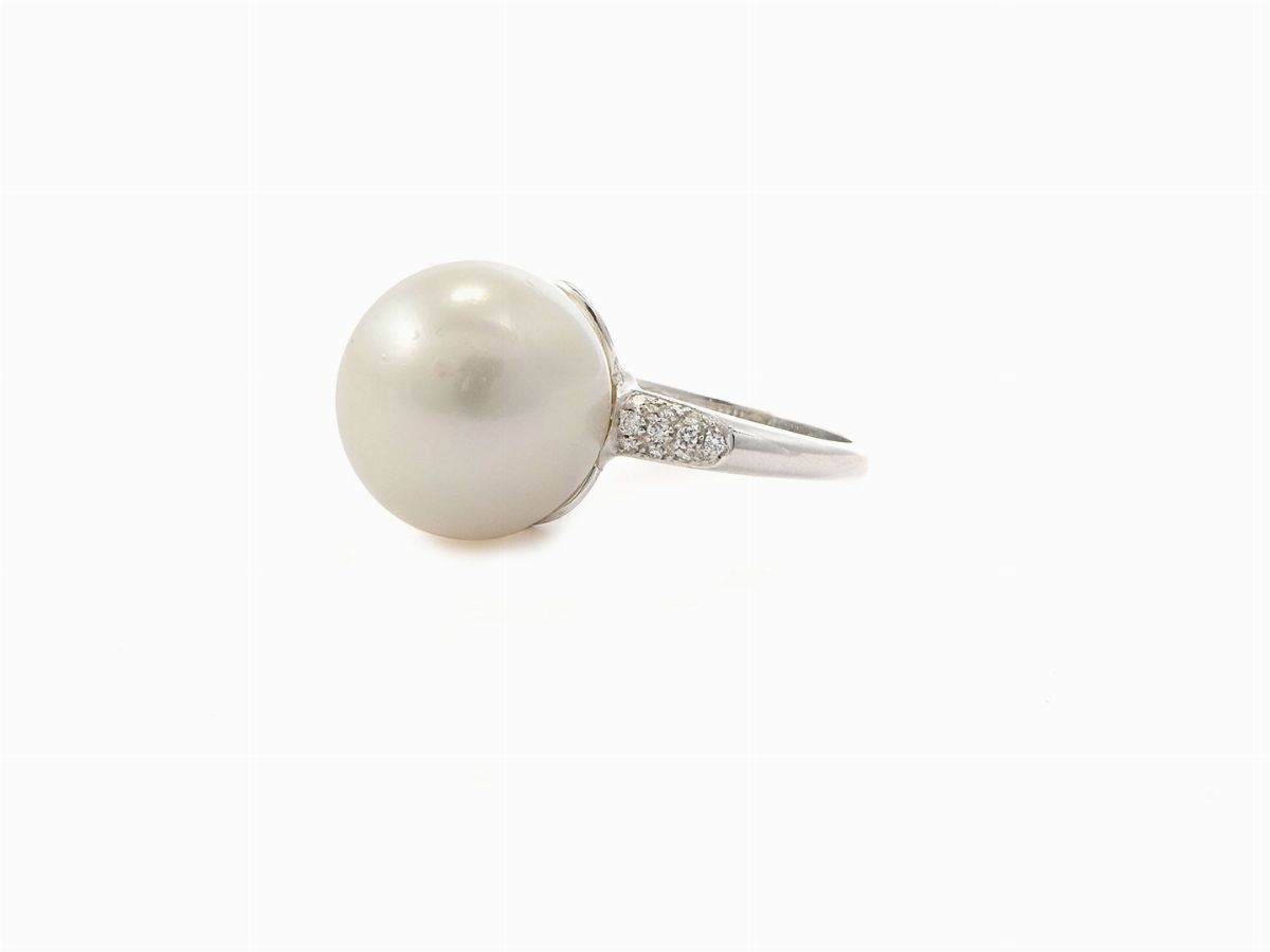 Anello in Oro Bianco con Diamanti e Perla South Sea Bianca