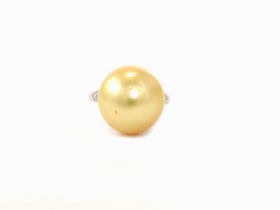 Anello in Oro Bianco con Diamanti e Perla South Sea Gialla