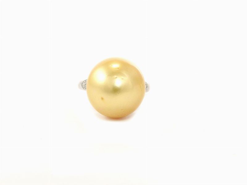 Anello in Oro Bianco con Diamanti e Perla South Sea Gialla