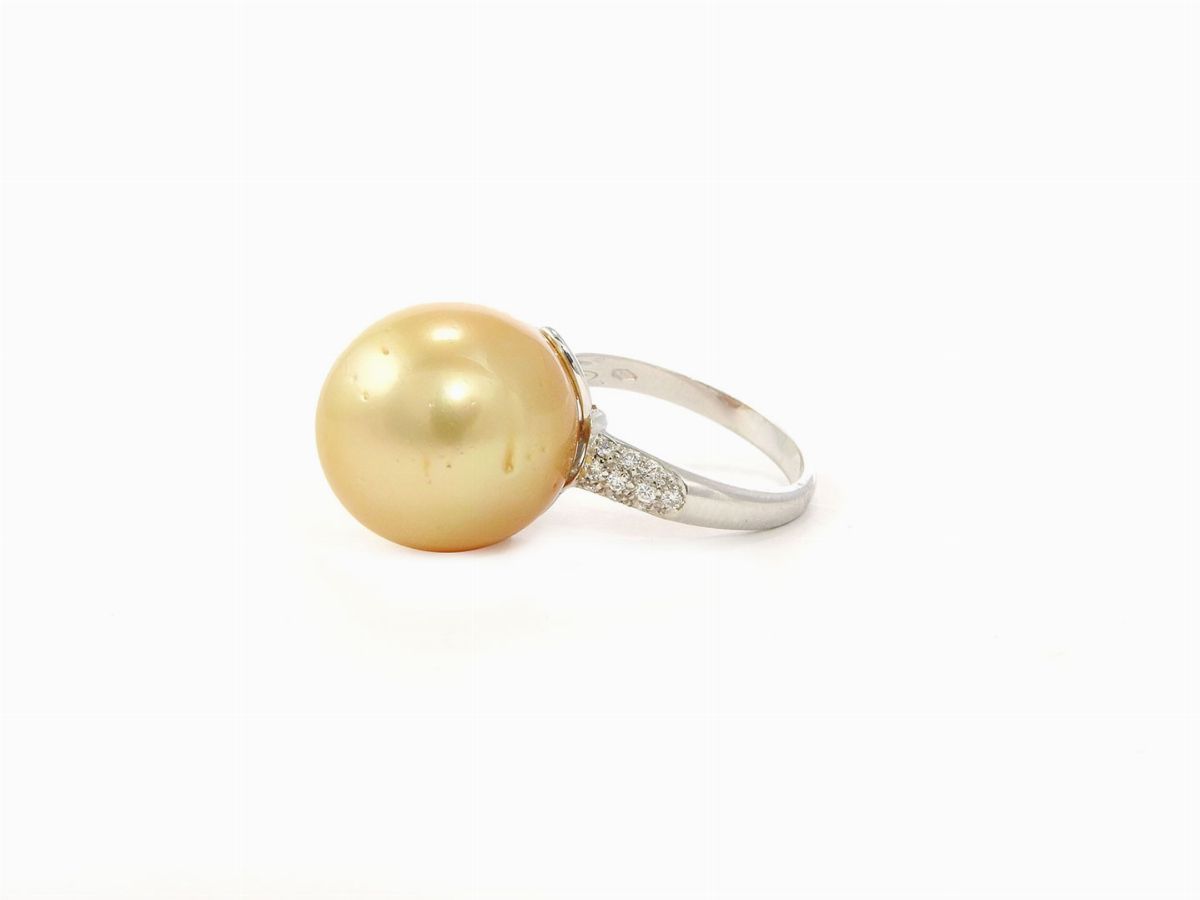 Anello in Oro Bianco con Diamanti e Perla South Sea Gialla