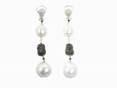 Orecchini Pendenti in Oro Bianco e Brunito con Diamanti Incolori, Diamanti Neri e Perle Barocche