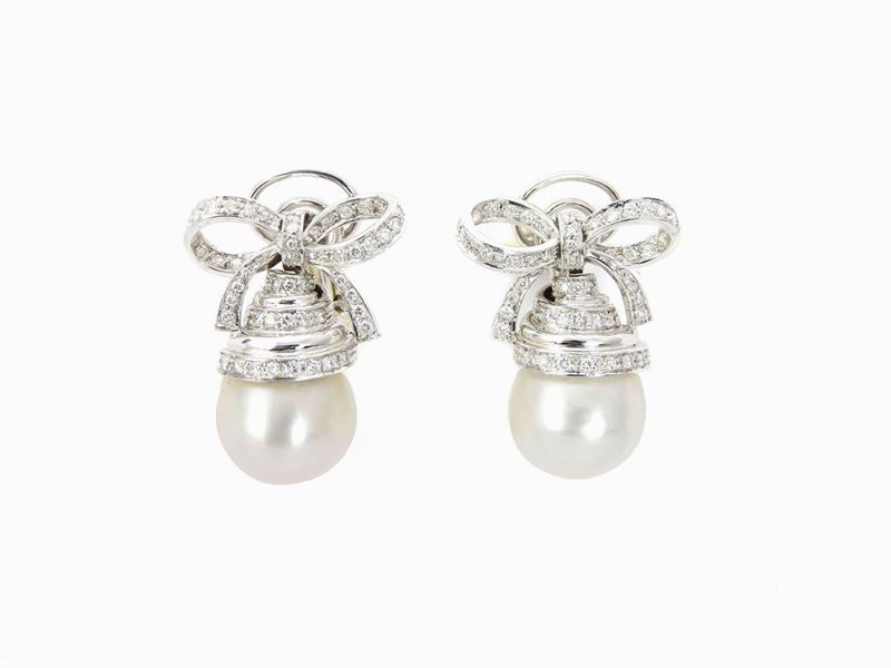 Orecchini in Oro Bianco con Diamanti e Perle Coltivate South Sea