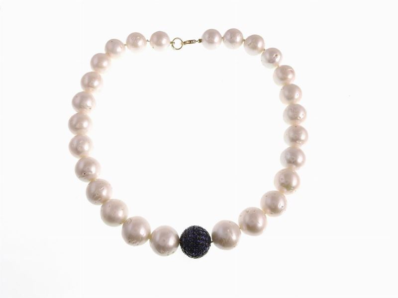 Collana di Perle Coltivate South Sea con Sfera in Oro Brunito e Zaffiri, Chiusura in Oro Giallo