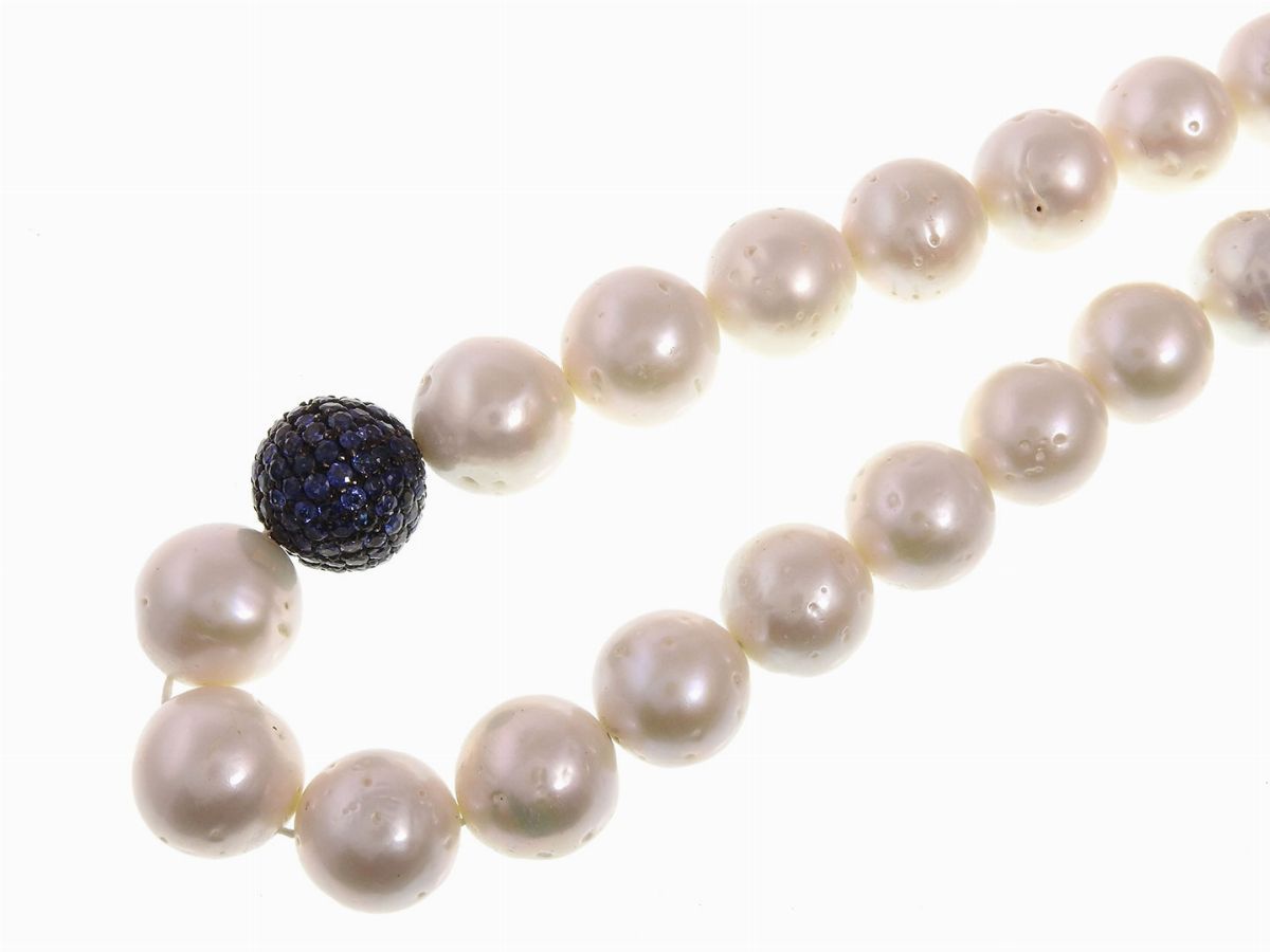 Collana di Perle Coltivate South Sea con Sfera in Oro Brunito e Zaffiri, Chiusura in Oro Giallo