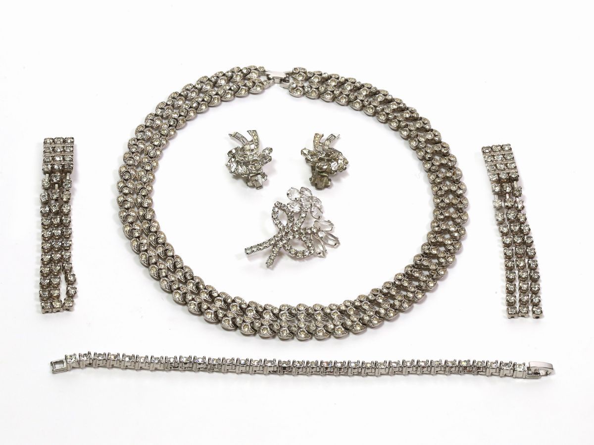 Lotto di Bijoux in Metallo Argentato e Strass