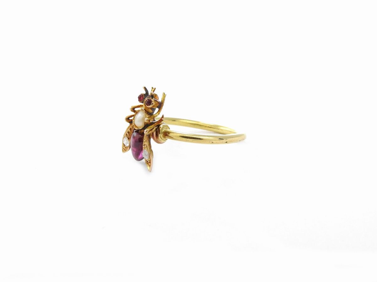 Anello Animalier in Oro Giallo con Diamanti, Granati e Microperle