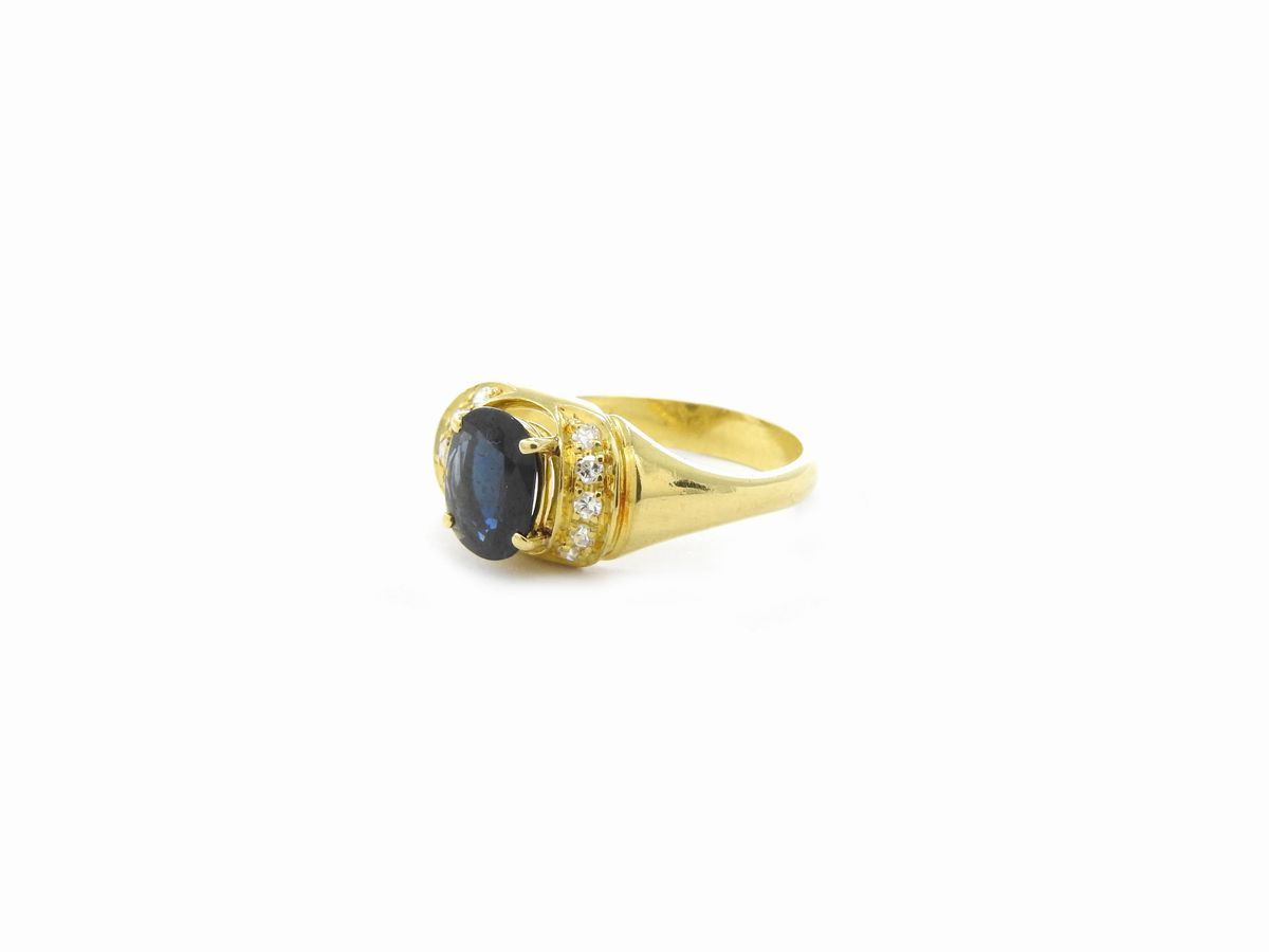 Anello in Oro Giallo con Diamanti e Zaffiro