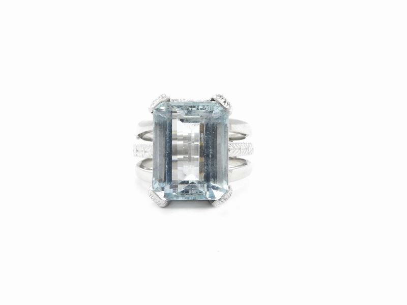 Anello in Oro Bianco con Acquamarina