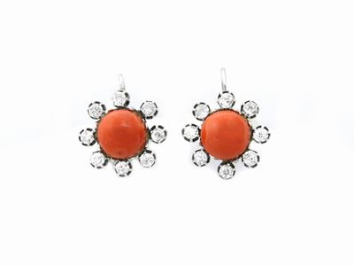 Orecchini in Oro Bianco con Diamanti e Corallo Rosso