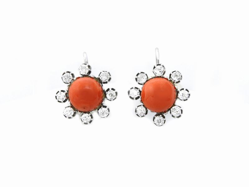 Orecchini in Oro Bianco con Diamanti e Corallo Rosso