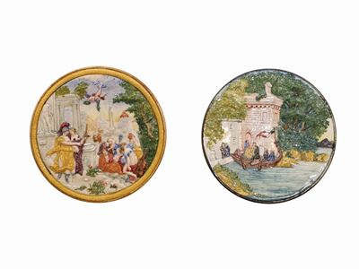 Coppia di Piatti in Ceramica Istoriati con Scene Classiche