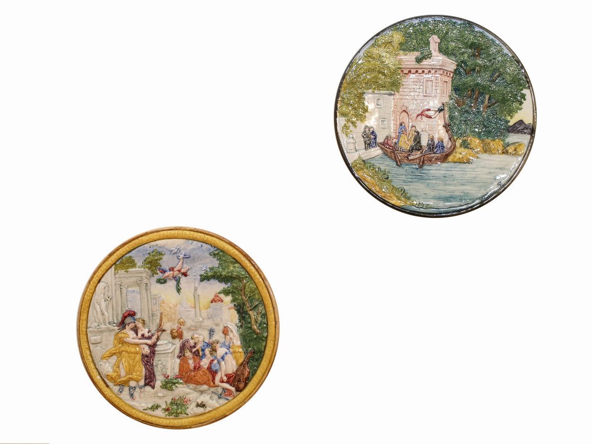 Coppia di Piatti in Ceramica Istoriati con Scene Classiche