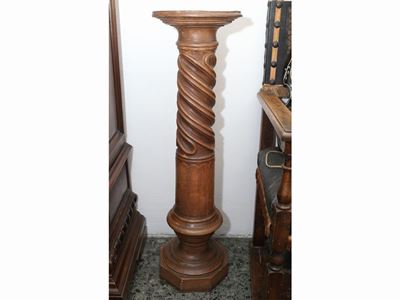 Coppia di Colonne Portasculture in Terracotta Patinata Ad Imitazione del Legno