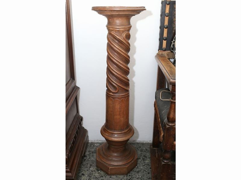 Coppia di Colonne Portasculture in Terracotta Patinata Ad Imitazione del Legno