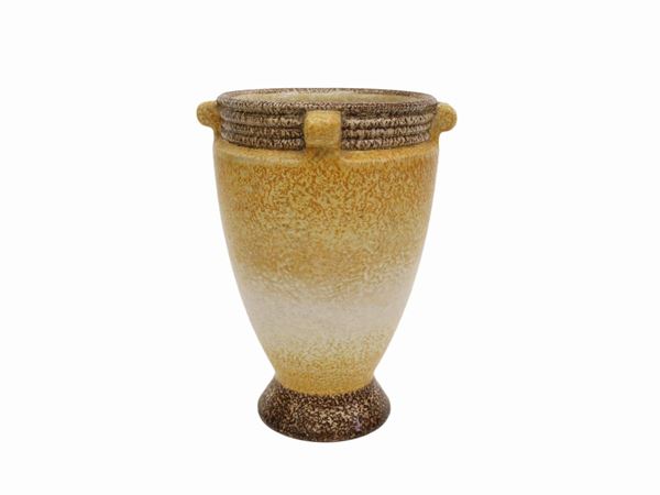 A Deruta ceramic vase
