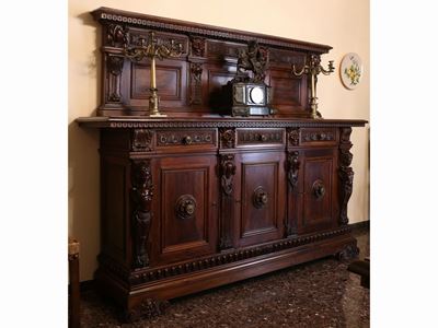 Credenza con Alzata in Noce Realizzata in Stile Rinascimentale