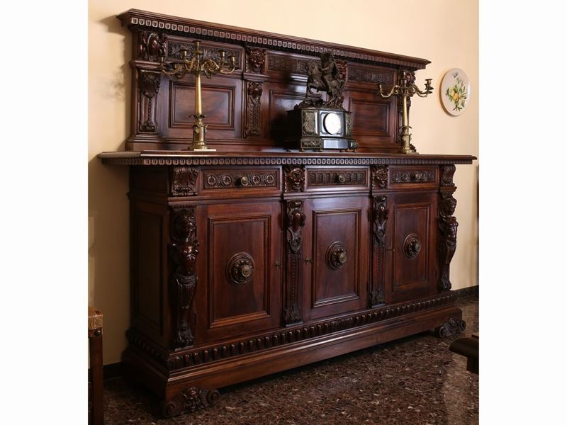 Credenza con Alzata in Noce Realizzata in Stile Rinascimentale