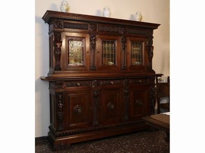 Credenza a Due Corpi in Noce Realizzata in Stile Rinascimentale