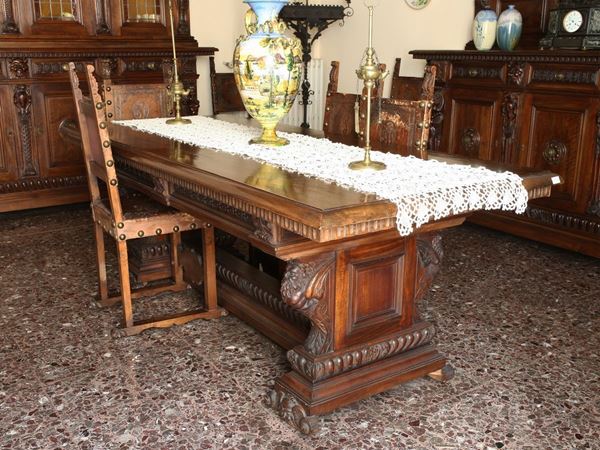 Tavolo in noce realizzato in stile rinascimentale