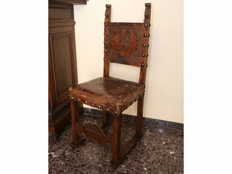Serie di Dieci Sedie in Noce Realizzate in Stile Rinascimentale