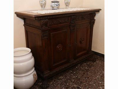 Piccola Credenza in Noce Realizzata in Stile Rinascimentale