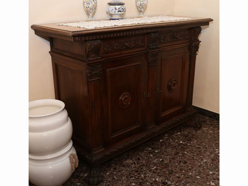 Piccola Credenza in Noce Realizzata in Stile Rinascimentale