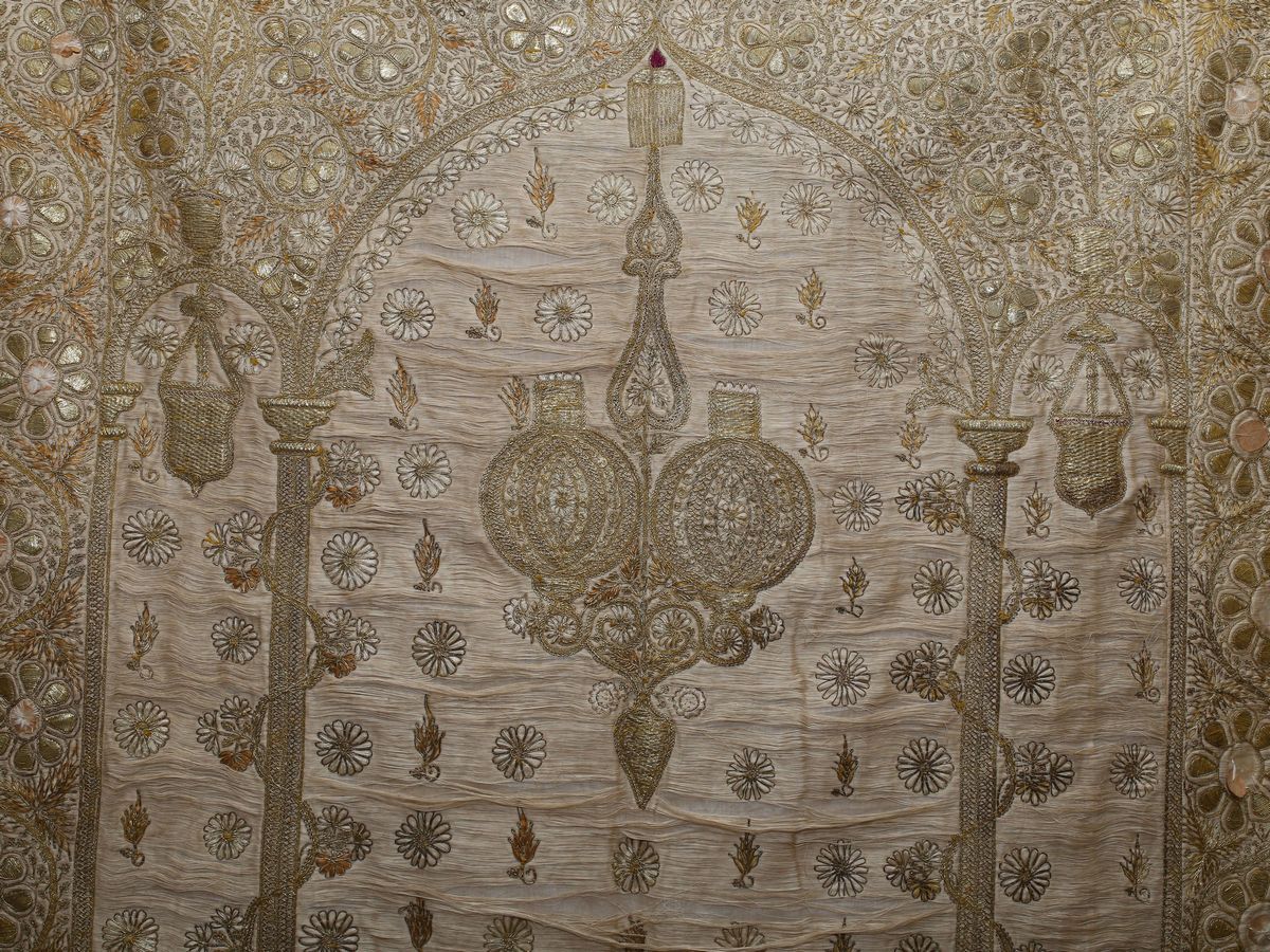 Pannello in Seta Color Avorio con Ricami in Filo Metallico
