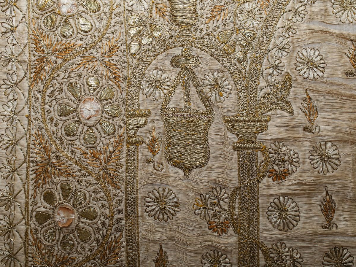 Pannello in Seta Color Avorio con Ricami in Filo Metallico