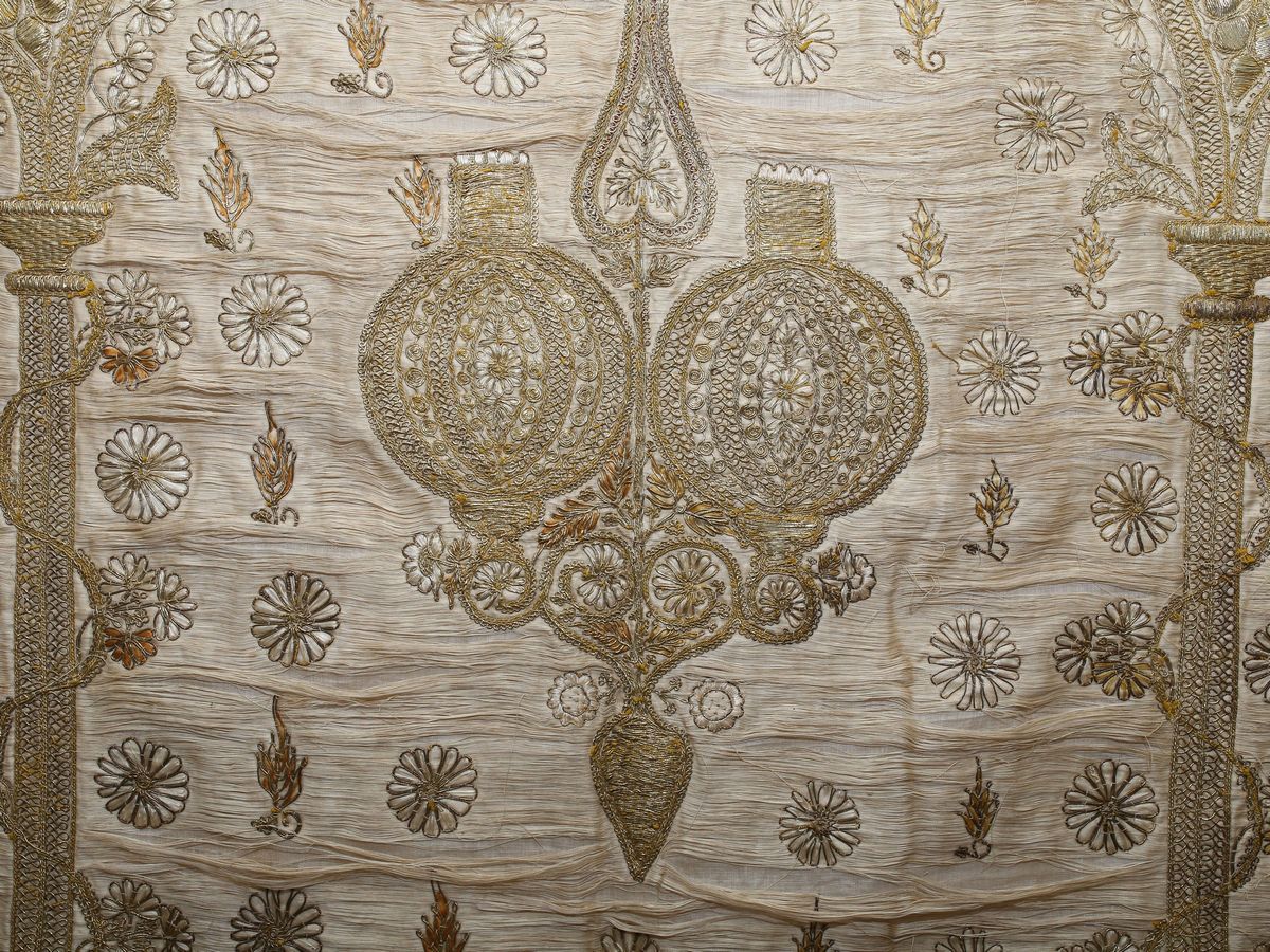 Pannello in Seta Color Avorio con Ricami in Filo Metallico