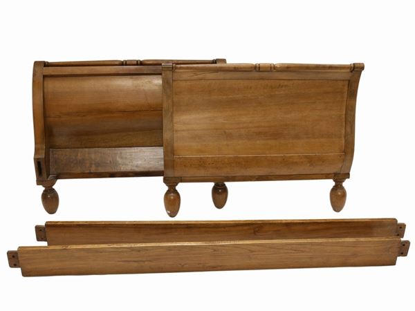 A walnut single bed  (19th century)  - Auction Furniture and paintings from florentine apartment - Maison Bibelot - Casa d'Aste Firenze - Milano