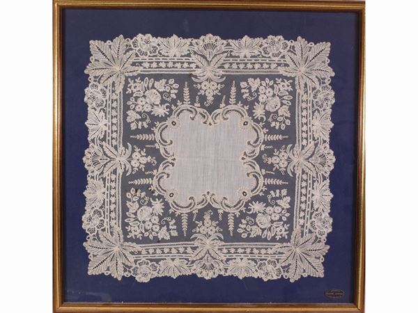 Silk, cotton e lace handkerchiefs and centrepieces with frames