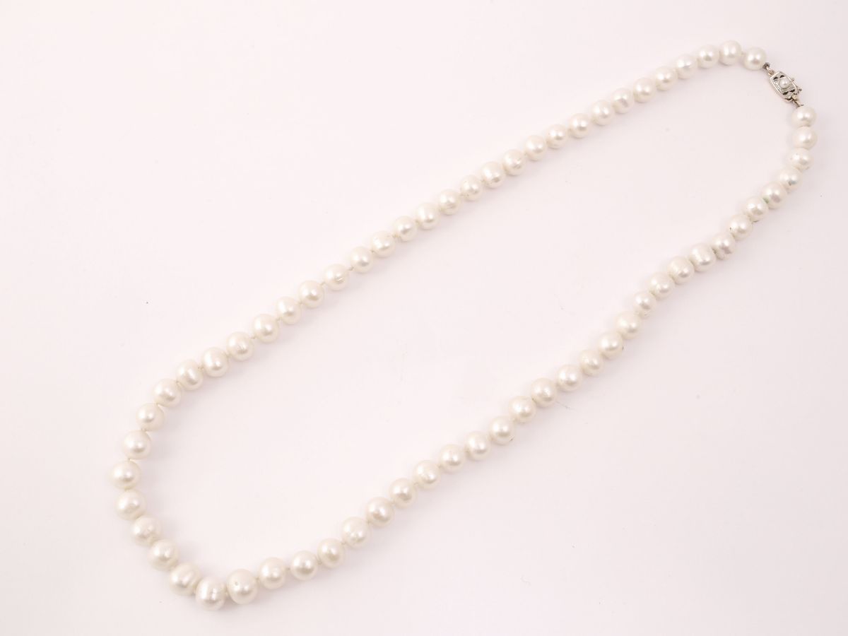 Collana di Perle Coltivate Ovalizzate con Fermezza in Oro Bianco e Rosa con Perla Coltivata