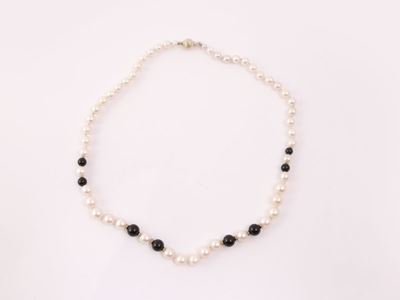 Collana Scalare di Perle Coltivate e Onice con Inserti e Chiusura in Oro Giallo