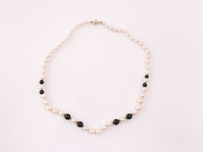 Collana Scalare di Perle Coltivate e Onice con Inserti e Chiusura in Oro Giallo