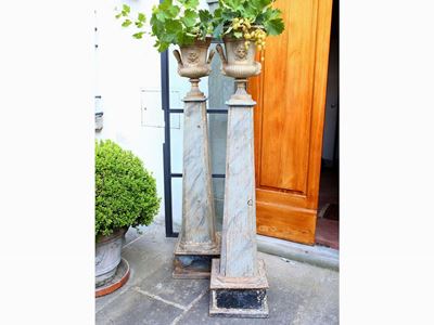 Coppia di Colonne in Legno Laccato a Finto Marmo Grigio