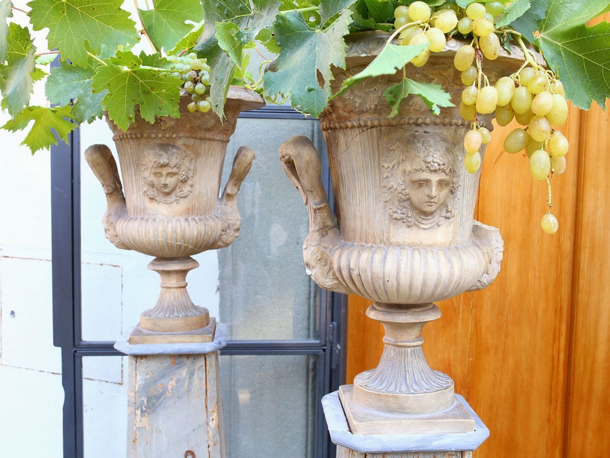 Coppia di Colonne in Legno Laccato a Finto Marmo Grigio