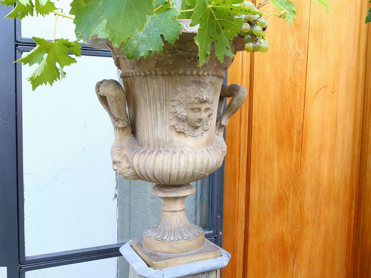 Coppia di Colonne in Legno Laccato a Finto Marmo Grigio