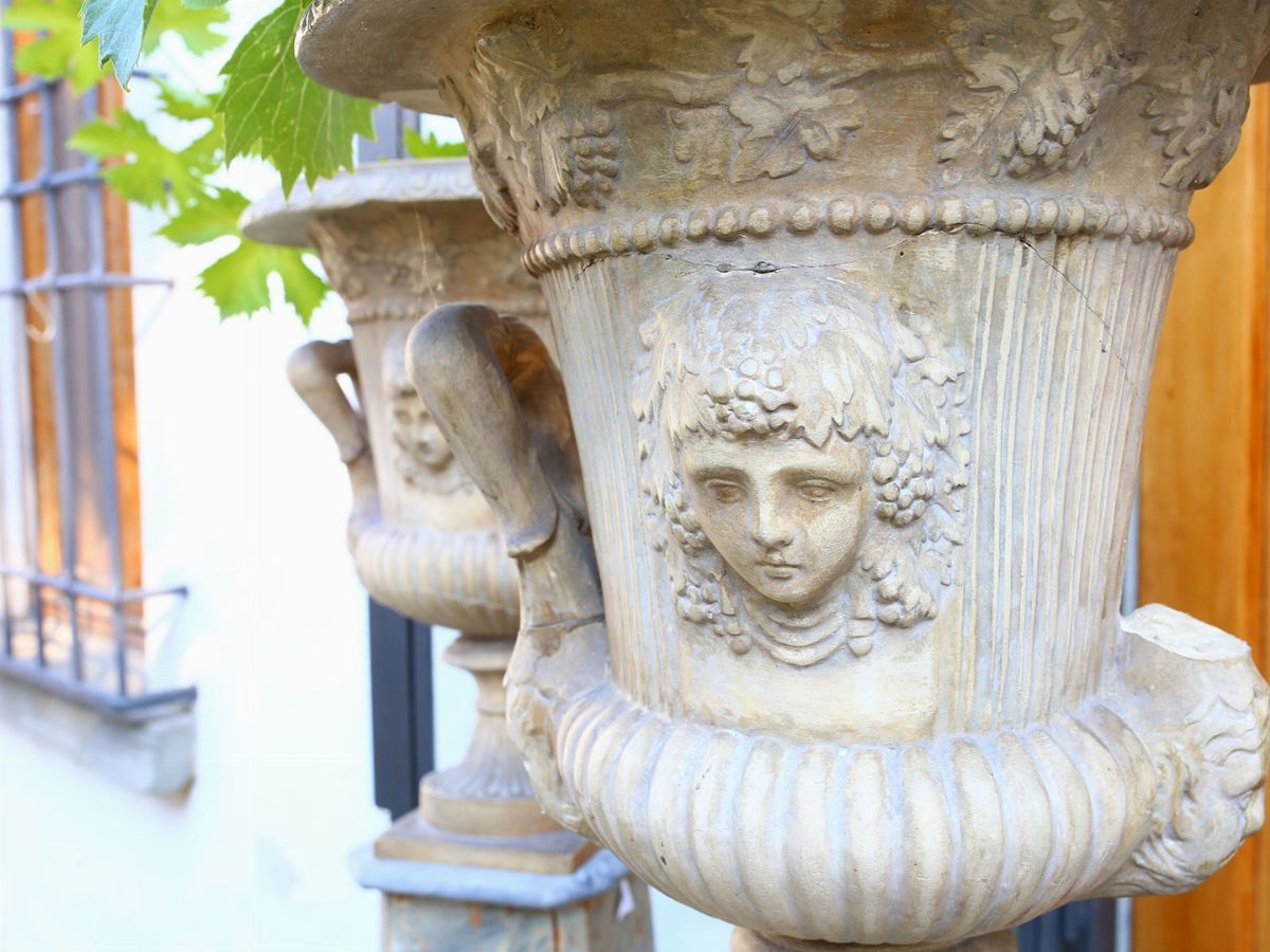 Coppia di Colonne in Legno Laccato a Finto Marmo Grigio