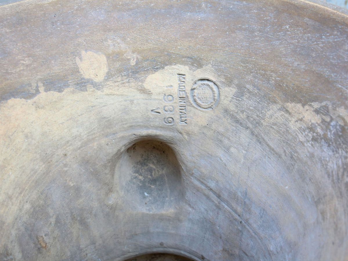 Coppia di Colonne in Legno Laccato a Finto Marmo Grigio
