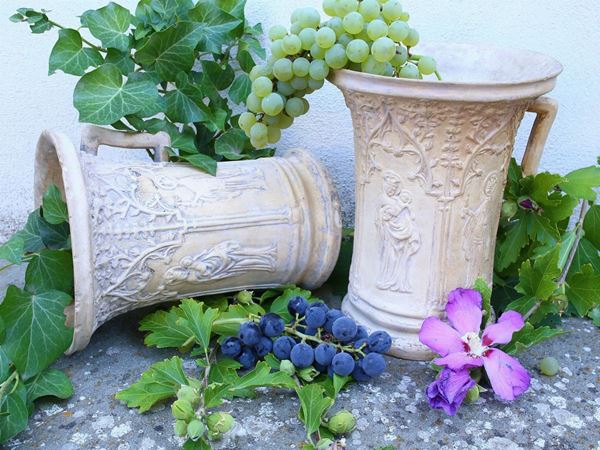 A pair of Signa terracotta vases