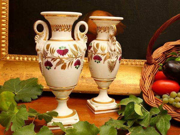 A pair of small porcelain vases  (first half of the 19th century)  - Auction Tuscan style: curiosities from a country residence - Maison Bibelot - Casa d'Aste Firenze - Milano
