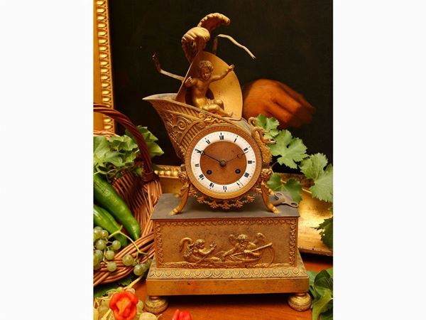 Piccolo orologio da tavolo in bronzo dorato