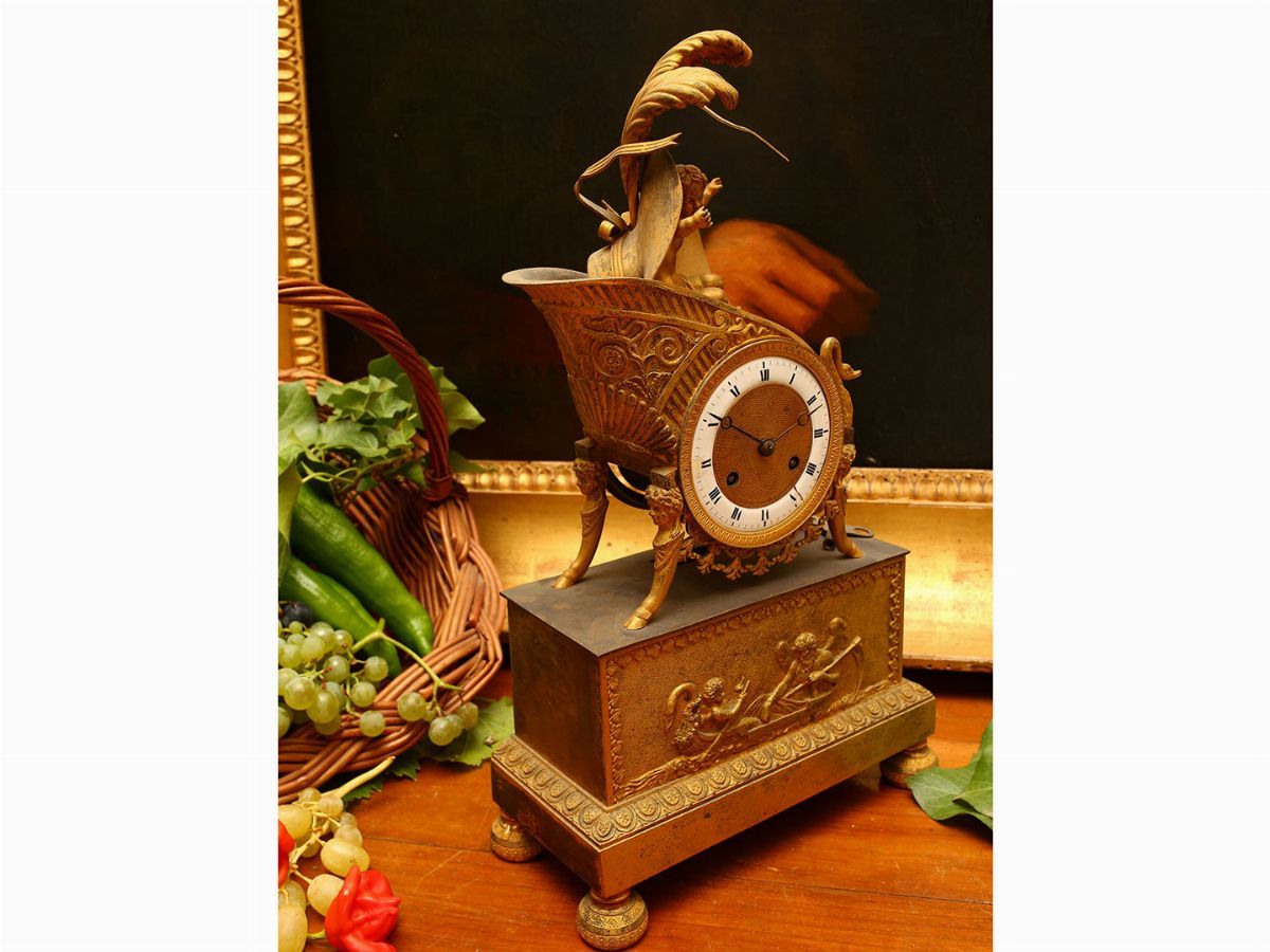 Piccolo Orologio da Tavolo in Bronzo Dorato